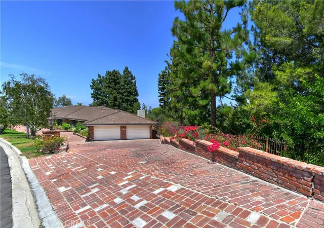 Photo 3 of Single family home for sale at 16172 Royal Oak Rd, Encino, CA 91436 | MLS# SR26195984 | Listing updated on 2026-09-16