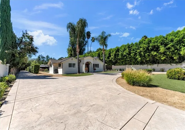 Photo 2 of Single family home for sale at 22720 Oxnard St, Woodland Hills, CA 91367 | MLS# SR26196432 | Listing updated on 2026-09-15