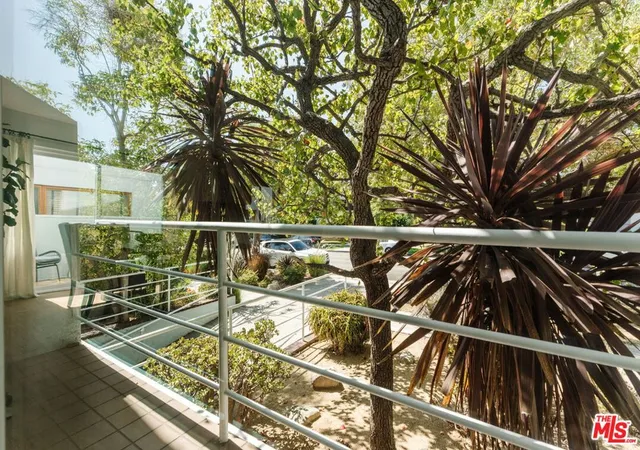 Listing Photo 4 - Condo for sale in building located at 1031 17th St, Santa Monica, CA 90403 - Unit #1