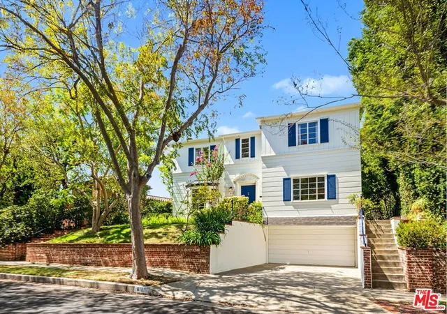 Photo 2 of Sale Pending at 811 Thayer Ave, Los Angeles, CA 90024 | MLS# 26871761 | Listing updated on 2026-09-25