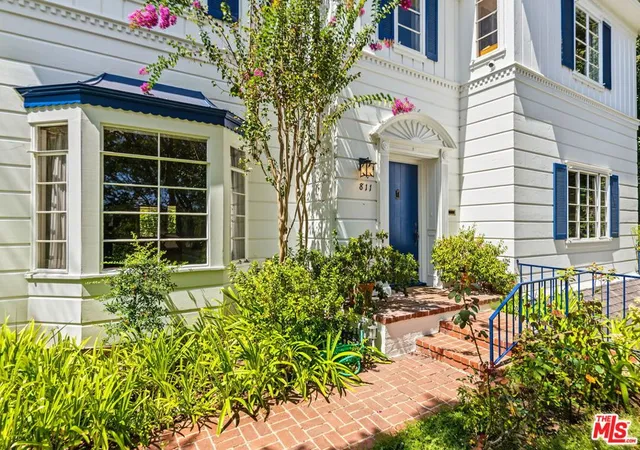 Photo 3 of Sale Pending at 811 Thayer Ave, Los Angeles, CA 90024 | MLS# 26871761 | Listing updated on 2026-09-25