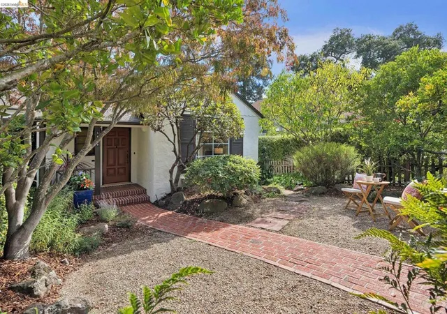 Photo 3 of Single family home for sale at 5610 Snake Rd, Oakland, CA 94611 | MLS# 41147895 | Listing updated on 2026-09-15