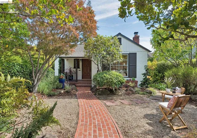 Photo 4 of Single family home for sale at 5610 Snake Rd, Oakland, CA 94611 | MLS# 41147895 | Listing updated on 2026-09-15