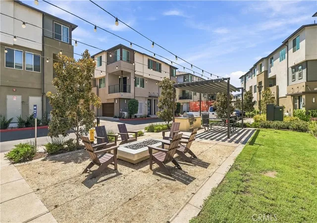 Listing Photo 2 - Condo for sale in building located at 1570 Topeka Ave, Placentia, CA 92870 - Unit #8