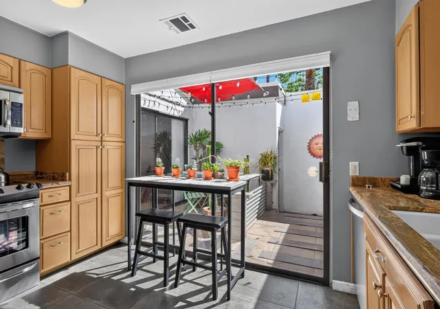 Listing Photo 4 - Condo for sale in building located at 1742 E Camino Parocela, Palm Springs, CA 92264