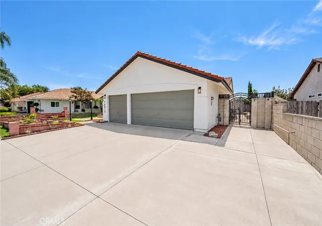 Photo 2 of Single family home for sale at 14815 Hibiscus, Fontana, CA 92335 | MLS# IV26198610 | Listing updated on 2026-10-04