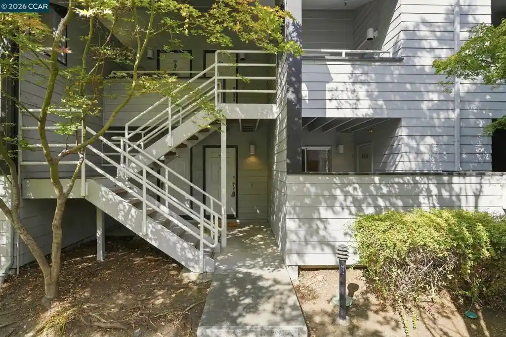 Listing Photo 2 - Condo for sale in 3193 Wayside Plz located at 3193 Wayside Plz, Walnut Creek, CA 94597 - Unit #25
