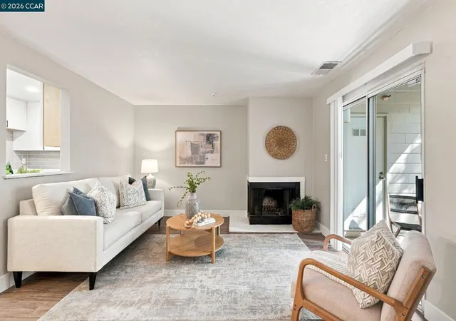 Listing Photo 5 - Condo for sale in building located at 3193 Wayside Plz, Walnut Creek, CA 94597 - Unit #25