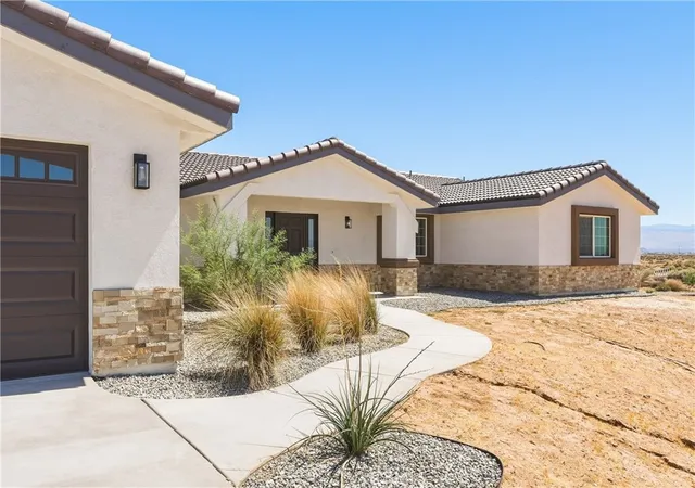 Photo 2 of Single family home for sale at 16925 Nanticoke Rd, Apple Valley, CA 92307 | MLS# IG26200079 | Listing updated on 2026-09-14