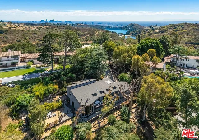 Photo 3 of Single family home for sale at 3583 Wonder View Dr, Los Angeles, CA 90068 | MLS# 26987479 | Listing updated on 2026-09-15