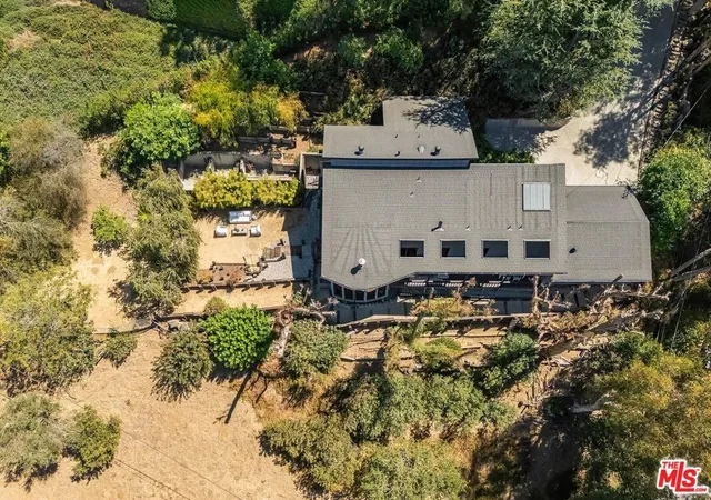 Photo 3 of Single family home for sale at 3583 Wonder View Dr, Los Angeles, CA 90068 | MLS# 26987479 | Listing updated on 2026-09-15