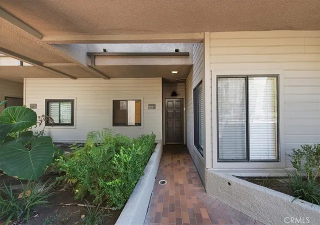 Listing Photo 4 - Condo for sale in building located at 1310 E Orange Grv, Pasadena, CA 91104 - Unit #102