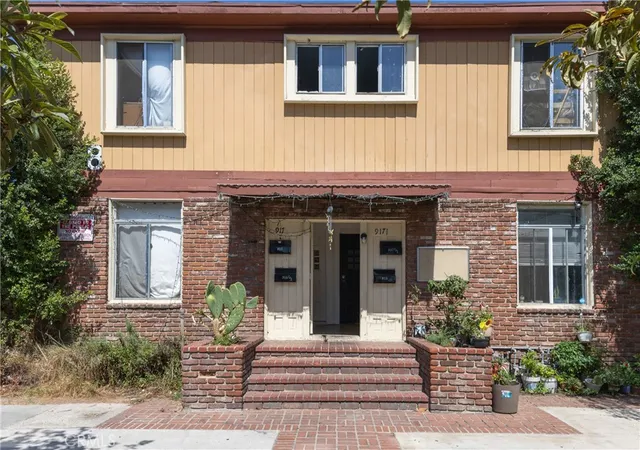 Listing Photo 4 - Condo for sale in building located at 915 E 23rd St, Los Angeles, CA 90011