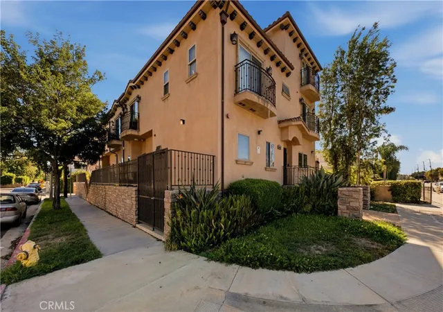 Townhouse for sale at 14702 Magnolia Blvd #105, Sherman Oaks, CA 91403 | MLS# SR26199673