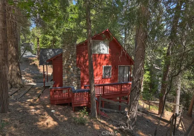 Photo 3 of Single family home for sale at 1069 Nesthorn Dr, Crestline, CA 92325 | MLS# IG26200603 | Listing updated on 2026-09-14