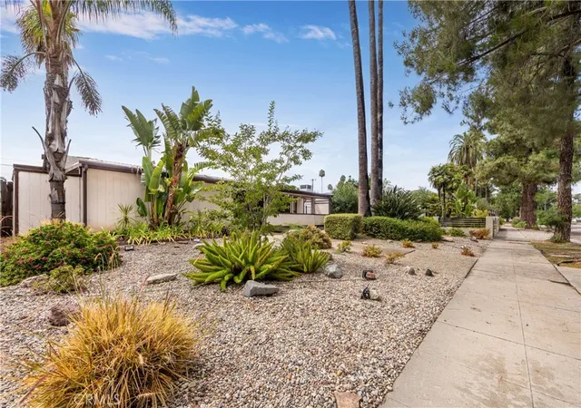 Photo 2 of Single family home for sale at 19760 Victory, Woodland Hills, CA 91367 | MLS# SR26179705 | Listing updated on 2026-10-06