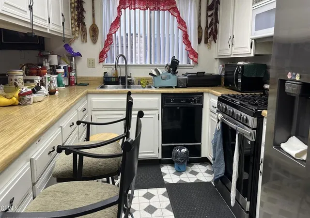 Photo 3 of Single family home for sale at 1631 Lindsay Pl, Oxnard, CA 93033 | MLS# V1-38718 | Listing updated on 2026-09-15