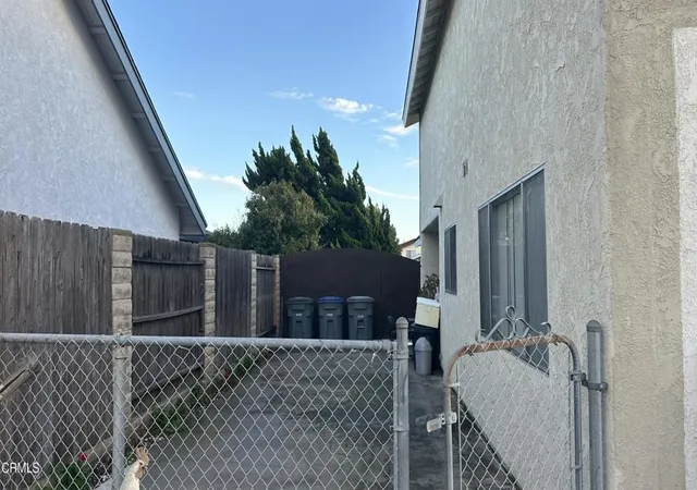 Photo 4 of Single family home for sale at 1631 Lindsay Pl, Oxnard, CA 93033 | MLS# V1-38718 | Listing updated on 2026-09-15
