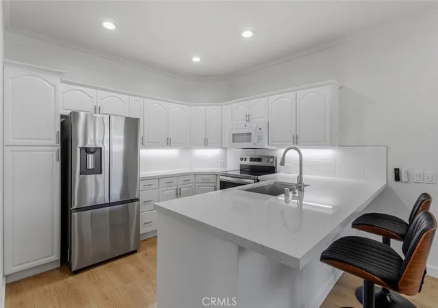 Listing Photo 4 - Condo for sale in building located at 2438 Pleasant Wy, Thousand Oaks, CA 91362