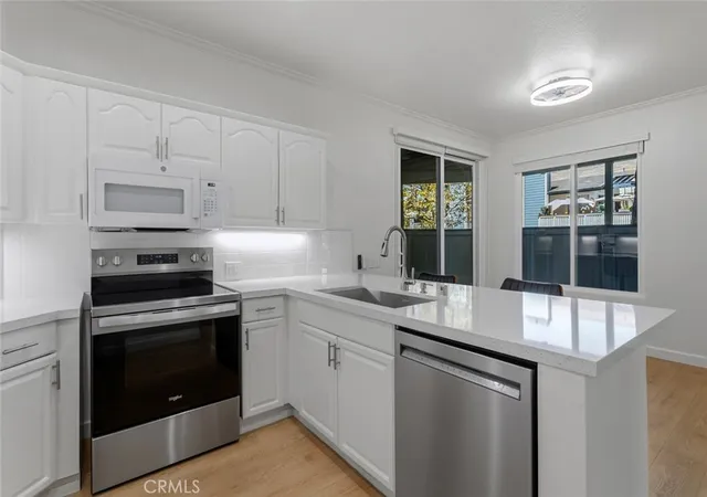 Listing Photo 5 - Condo for sale in building located at 2438 Pleasant Wy, Thousand Oaks, CA 91362