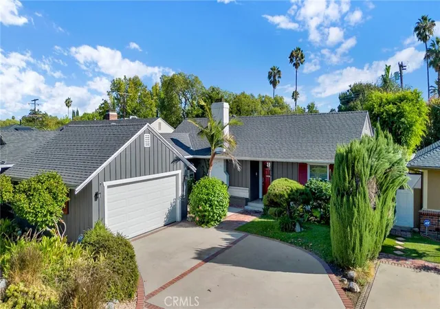 Photo 2 of Single family home for sale at 13916 Cohasset St, Van Nuys, CA 91405 | MLS# SR26199905 | Listing updated on 2026-09-27