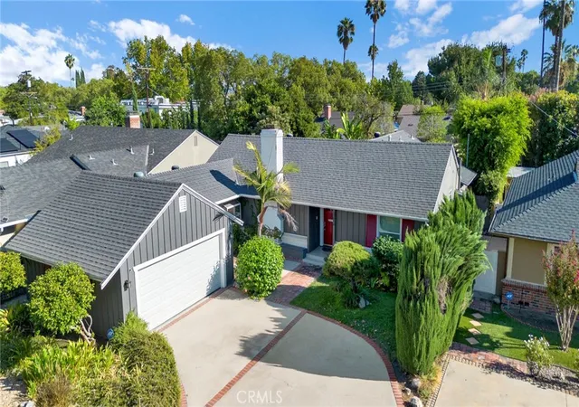 Photo 3 of Single family home for sale at 13916 Cohasset St, Van Nuys, CA 91405 | MLS# SR26199905 | Listing updated on 2026-09-27