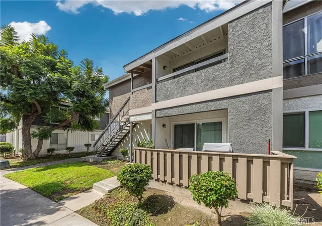 Listing Photo 3 - Condo for sale in building located at 2801 S Fairview, Santa Ana, CA 92704 - Unit #B