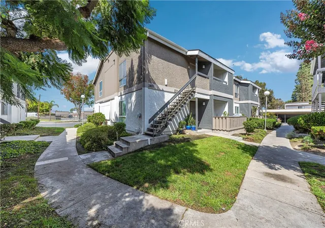 Listing Photo 4 - Condo for sale in building located at 2801 S Fairview, Santa Ana, CA 92704 - Unit #B