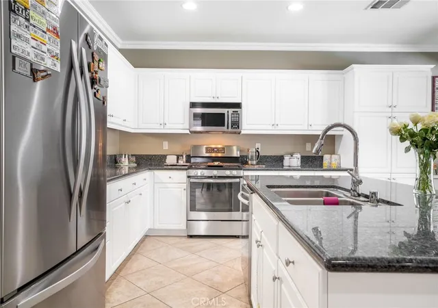 Photo 3 of Sale Pending at 1861 Hideaway Pl, Palmdale, CA 93551 | MLS# SR26200922 | Listing updated on 2026-09-15