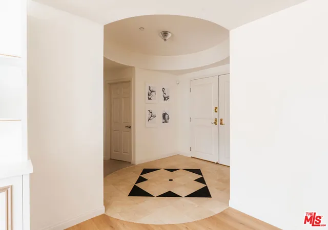 Listing Photo 4 - Condo for sale in building located at 121 N Almont Dr, Beverly Hills, CA 90211 - Unit #304