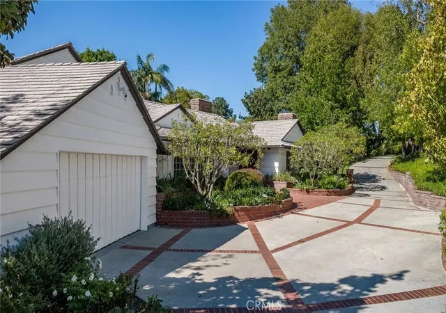 Photo 3 of Single family home for sale at 6 Caballeros, Rolling Hills, CA 90274 | MLS# PV26199644 | Listing updated on 2026-10-01