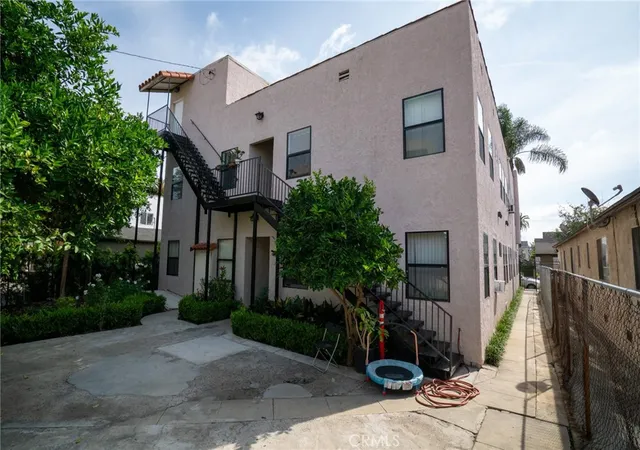 Listing Photo 4 - Condo for sale in building located at 1035 Lime Ave, Long Beach, CA 90813