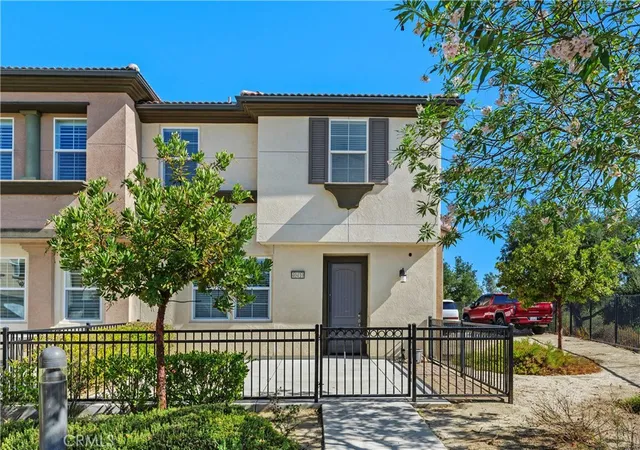Photo 3 of Townhouse for sale at 40410 Calle Real, Murrieta, CA 92563 | MLS# SW26201029 | Listing updated on 2026-09-15