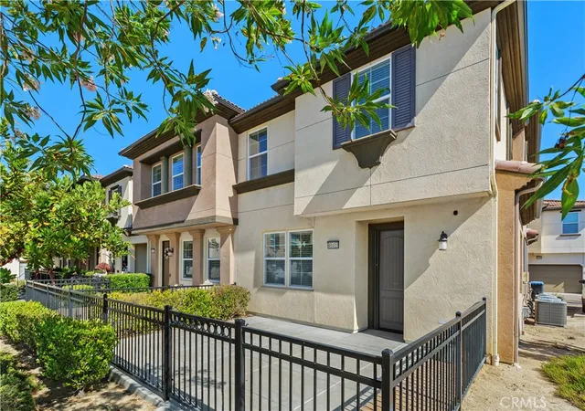 Photo 4 of Townhouse for sale at 40410 Calle Real, Murrieta, CA 92563 | MLS# SW26201029 | Listing updated on 2026-09-15