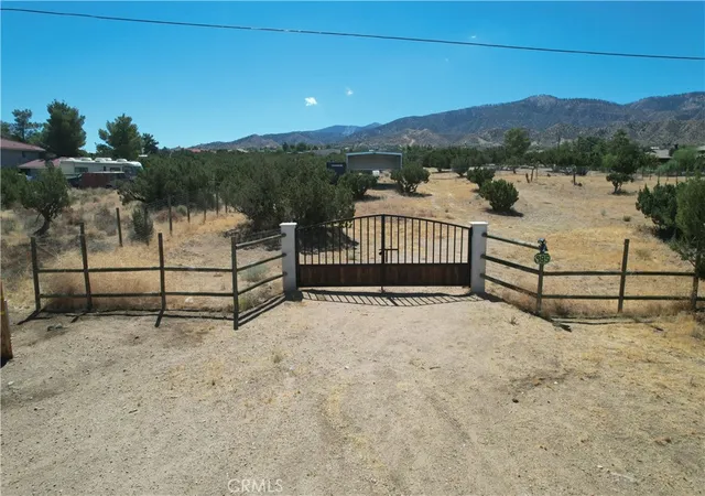 Land for sale at 985 Cholla Rd, Pinon Hills, CA 92372 | MLS# HD26201011