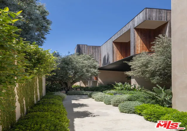 Photo 3 of Mansion for sale at 10733 Stradella Ct, Los Angeles, CA 90077 | MLS# 26873877 | Listing updated on 2026-09-15