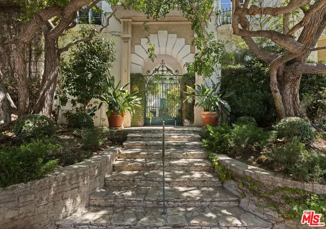 Photo 3 of Condo for sale at 450 N Sycamore Ave #4, Los Angeles, CA 90036 | MLS# 26987593 | Listing updated on 2026-09-14