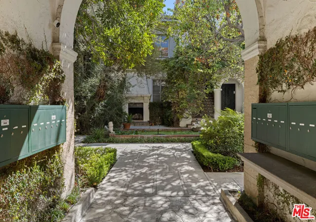 Photo 3 of Condo for sale at 450 N Sycamore Ave #4, Los Angeles, CA 90036 | MLS# 26987593 | Listing updated on 2026-09-14