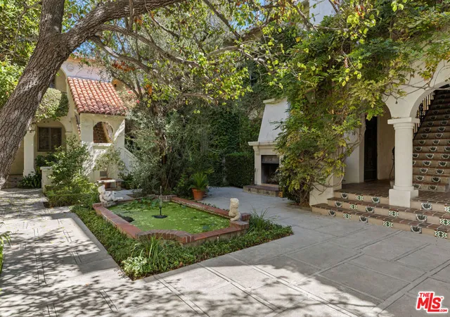 Photo 4 of Condo for sale at 450 N Sycamore Ave #4, Los Angeles, CA 90036 | MLS# 26987593 | Listing updated on 2026-09-14