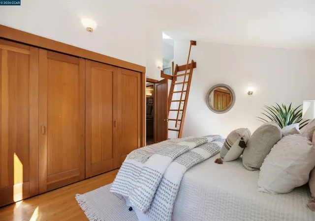 Photo 4 of Sale Pending at 33 Oakwood, Orinda, CA 94563 | MLS# 41148217 | Listing updated on 2026-09-24