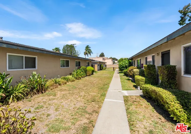 Listing Photo 4 - Condo for sale in building located at 17062 B Ln, Huntington Beach, CA 92647