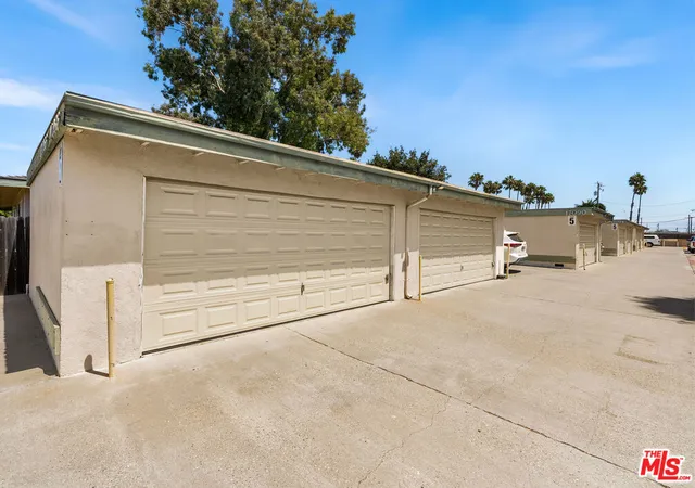 Listing Photo 5 - Condo for sale in building located at 17062 B Ln, Huntington Beach, CA 92647