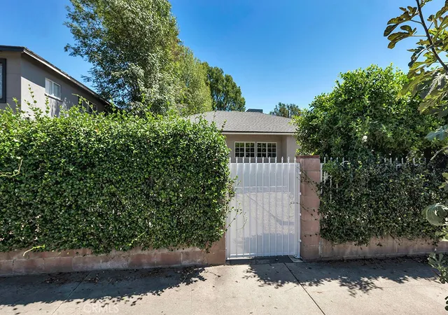 Photo 2 of Single family home for sale at 6056 Woodman Ave, Van Nuys, CA 91401 | MLS# SR26201273 | Listing updated on 2026-09-15