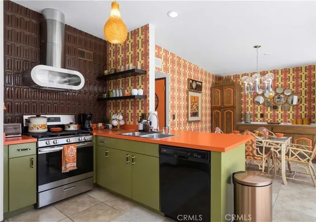 Photo 3 of Sale Pending at 2233 N Cardillo, Palm Springs, CA 92262 | MLS# CV26201297 | Listing updated on 2026-09-15