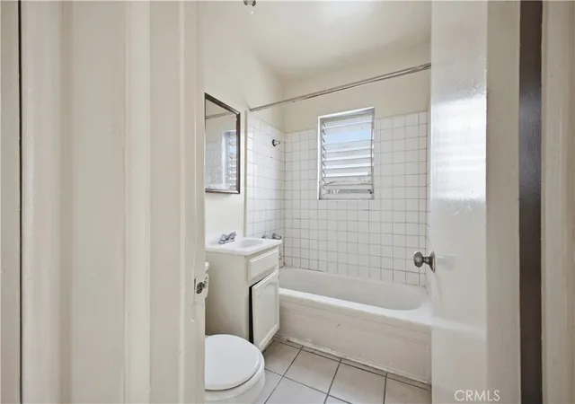Listing Photo 4 - Condo for sale in building located at 5914 S Hoover, Los Angeles, CA 90044