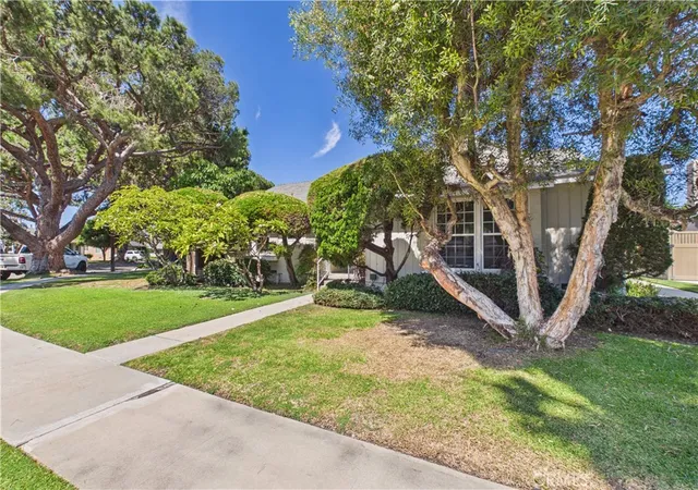 Photo 2 of Single family home for sale at 1902 Lees Ave, Long Beach, CA 90815 | MLS# PW26197000 | Listing updated on 2026-10-07