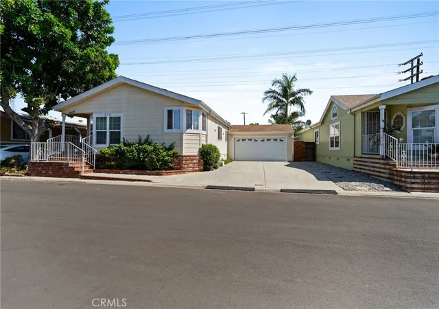 Photo 2 of Manufactured home for sale at 3595 Santa Fe Ave #210, Long Beach, CA 90810 | MLS# DW26201215 | Listing updated on 2026-10-06