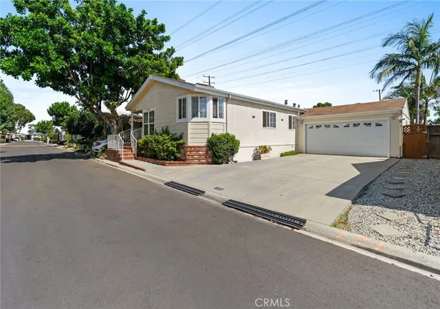 Photo 3 of Manufactured home for sale at 3595 Santa Fe Ave #210, Long Beach, CA 90810 | MLS# DW26201215 | Listing updated on 2026-10-06