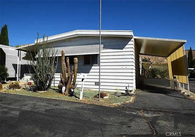 Photo 3 of Manufactured home for sale at 56254 29 Palms Hwy #124, Yucca Valley, CA 92284 | MLS# JT26201150 | Listing updated on 2026-09-16