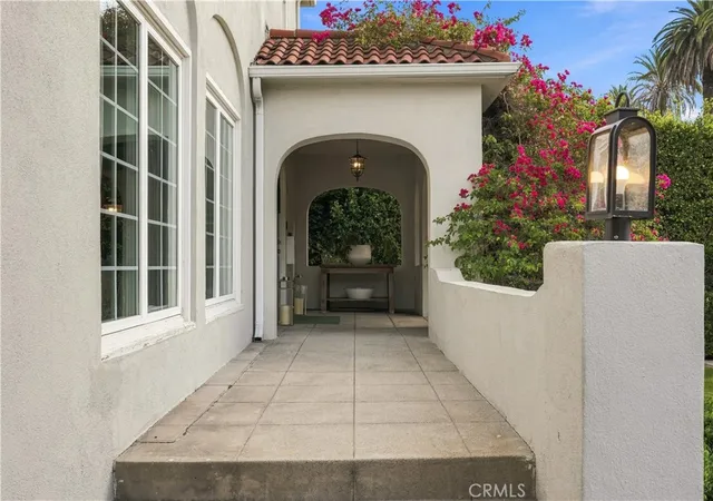 Photo 2 of Single family home for sale at 911 S Victoria Ave, Los Angeles, CA 90019 | MLS# SR26201484 | Listing updated on 2026-09-15